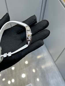 นาฬิกาข้อมือผู้หญิงแบบกลไกเรืองแสงสั่งทำพิเศษรุ่นใหม่ ดีไซน์หรูหราประดับเพชรเต็มเรือน กันน้ำได้ - Product Image 4