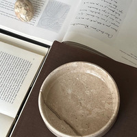 Plateau mobile semi-mécanique semi-manuel en marbre travertin naturel Stonekocc, motif nature morte gravé Wabi Sabi personnalisé