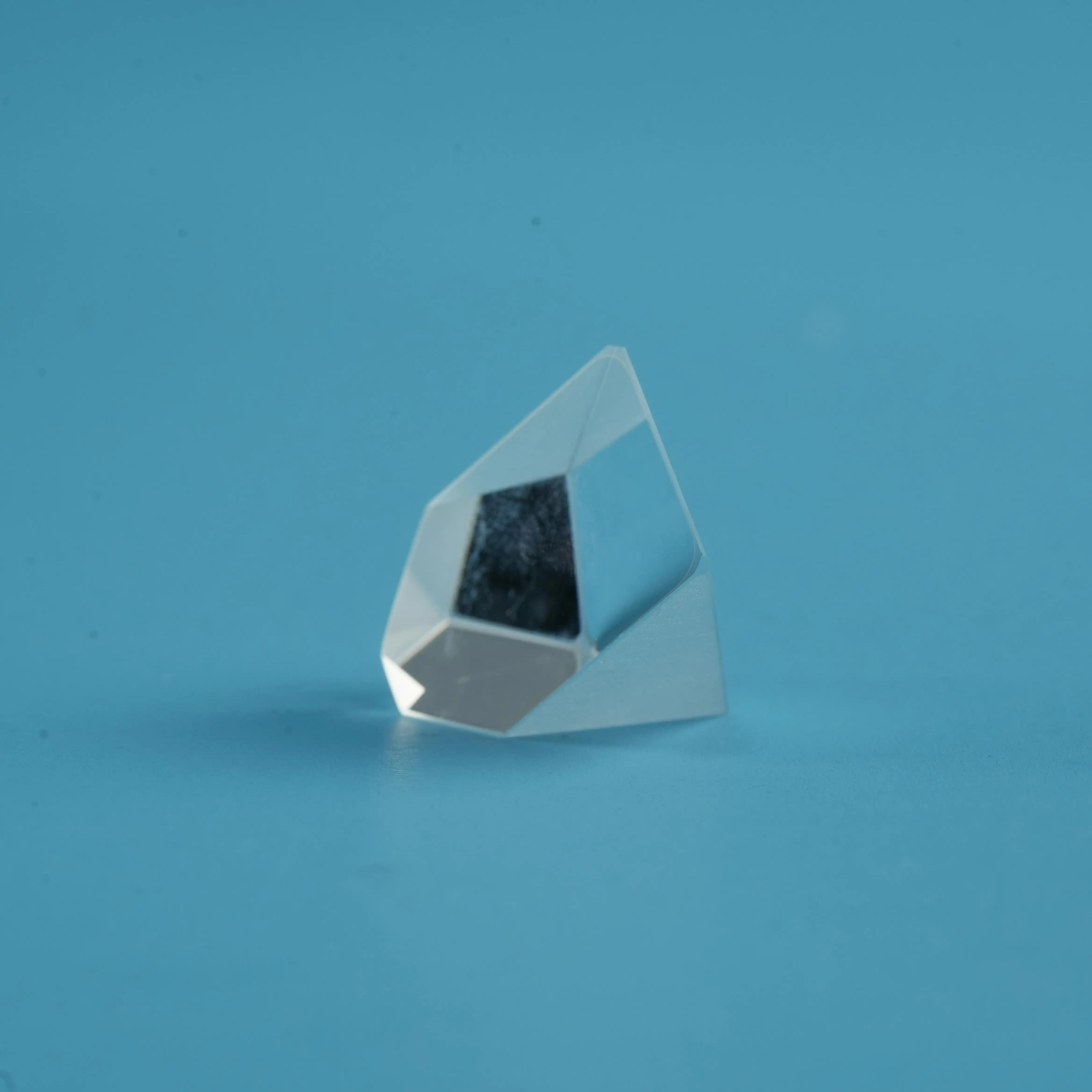 Üretici özel yüksek hassasiyetli taşlama sertleştirilmiş sigortalı kuvars eşyanal üçgen prizma optik kuvars kama prizma