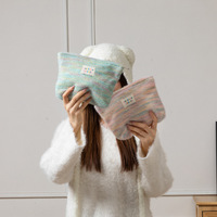 Sac de rangement cosmétique avec logo personnalisé de haute qualité couverture en peluche arc-en-ciel du site de commerce électronique chinois motif de bonbons pour cosmétiques et étuis