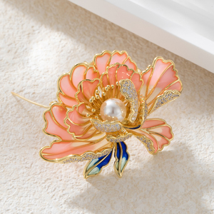 Broche de Flor de Peonía de Lujo al por Mayor, Chapado en Oro Real, de Alta Calidad, con Esmalte y Perlas Simuladas de Cristal CZ - Product Image 1