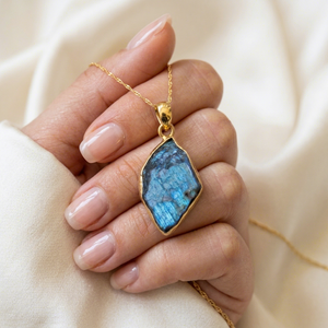 Collier Pendentif en Labradorite Bleue Naturelle Effet Feu, Coupe Fantaisie, Sertissage Bezel, Plaqué Argent/Or/Or Rose, Design Minimaliste, Idéal pour un Cadeau - Product Image 1