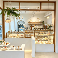 Vitrine de présentation de pâtisserie pour café, design intérieur moderne et luxueux, sur mesure, en verre trempé LED.