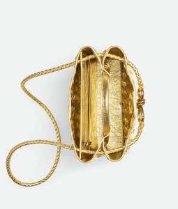 Bolso de Mano Pequeño Andiamo de Lujo de Bottega BV en Piel Intrecciada Flexible con Detalle de Nudo Característico y Cierre Abierto Veneta - Product Image 3