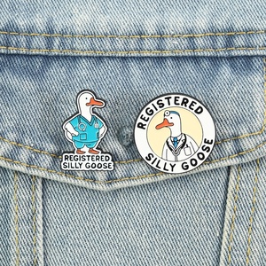 Broche en émail drôle 'Silly Goose' pour médecins et infirmières, badge de revers, bijou fantaisie, cadeau pour médecins - Product Image 2