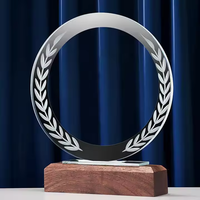 Plaque trophée en verre cristal vierge en forme ronde, avec gravure et impression de logo personnalisés, motif petite étoile, avec base en bois, vente en gros