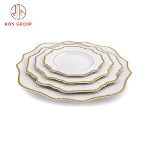 Juego de platos de <span class=keywords><strong>porcelana</strong></span> para banquete, platos de cargador de oro, precio de fábrica de cerámica elegante, boda de China con borde dorado minimalista - Product Image 1