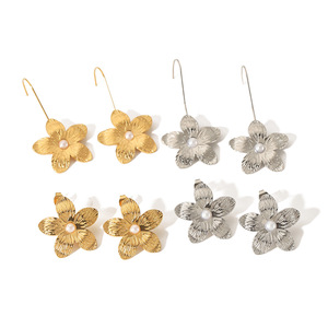 ต่างหูรูปดอกไม้ ทอง 18K สแตนเลส เครื่องประดับสำหรับงานปาร์ตี้ของผู้หญิง TE6404 - Product Image 3