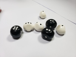 Kích thước tùy chỉnh nhựa đa diện <span class=keywords><strong>DND</strong></span> xúc xắc nhựa trắng và đen hình dạng đặc biệt với logo tùy chỉnh cho ngục tối và rồng - Product Image 6