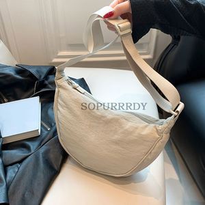 Sac à bandoulière personnalisé avec logo, sac à main en nylon en forme de croissant, sac à bandoulière tendance pour femmes, sac de voyage avec sangle réglable - Product Image 6