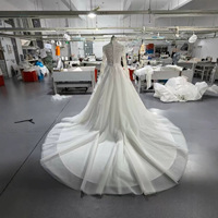 Robe de mariée en dentelle style cour, col en V, col montant, richement perlée, avec longue traîne, longueur ras du sol