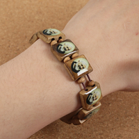 Vente en Gros : Bracelet Militaire Marron Extensible Fait Main à Motif de Plaquettes en Bois, Conception Personnalisée