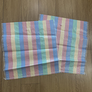 Bolsas de Compras Personalizadas de Polipropileno Tejido, Laminadas, con Diseño de Franjas Coloridas para el Mercado de Senegal, Costa de Marfil, Mali y Burkina Faso - Product Image 4