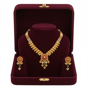 Ensemble de bijoux de mariée traditionnels : Collier style temple en or avec pendentif goutte en pierres rouges et vertes et perles, et boucles d'oreilles assorties - Product Image 1