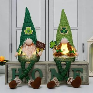 Juego de 2 Gnomos Irlandeses Verdes de Peluche para el Día de San Patricio con Luces LED Cálidas, Decoración y Regalo para el Día de San Patricio - Product Image 5