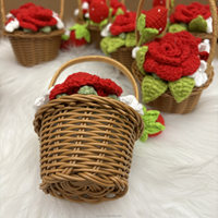Mini panier en crochet fait main avec des roses rouges et des fraises, cadeau pour la fête des enseignants, décoration de la maison