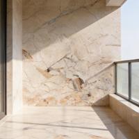 Style Chaleureux et Raffiné, Grande dalle de marbre naturel beige-brun clair, idéale pour les espaces résidentiels modernes et chaleureux.