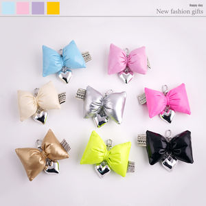 Nouveau style coréen breloque de sac à nœud en faux <span class=keywords><strong>cuir</strong></span> rose en forme de cœur argenté <span class=keywords><strong>porte</strong></span>-clés en métal doux et à la mode - Product Image 2