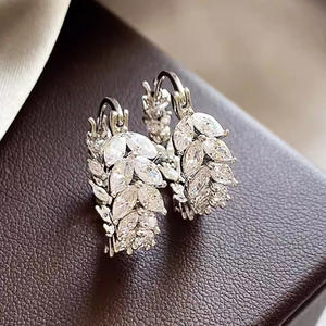 Orecchini Pendenti in Oro Bianco con Diamanti Taglio Marquise, Montatura a Griffe, Forma di Pianta, Gioielli di Lusso da Donna per Matrimonio - Product Image 4