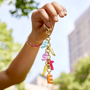Porte-clés en alliage en forme de chaussure de ballet avec perles colorées créatives, lettres, pompons, raquettes, strass et fleurs, modèle 2026, très tendance - Product Image 1
