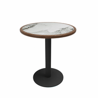 Chaise de salle à manger, dossier en cannage tressé sur structure en bois massif brun chaud, assise rembourrée verte pour restaurant, café et cantine