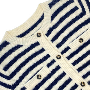 Cardigan en tricot à rayures nautiques vintage avec double poche poitrine et boutons bronze, style décontracté quotidien - Product Image 2