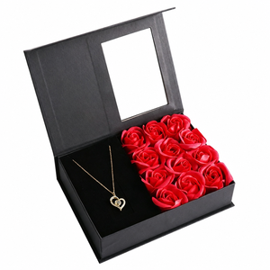 Set <span class=keywords><strong>Regalo</strong></span> Rosa 2026 di Tendenza: Scatola con Rosa di Sapone e Collana con Ciondolo a Cuore, <span class=keywords><strong>Regalo</strong></span> Romantico <span class=keywords><strong>per</strong></span> <span class=keywords><strong>Lei</strong></span>, San Valentino - Product Image 3