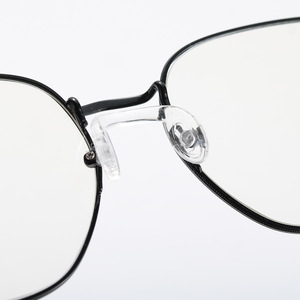 Plaquettes de nez en silicone pour montures de lunettes d'enfants, ultra légères, souples, antidérapantes, monobloc, à vis, design simple, adaptées aux grands visages - Product Image 1