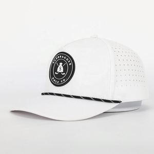Casquette de golf en polyester de haute qualité, avec trou découpé au laser, casquette de baseball imperméable sport à 5 panneaux, patch en caoutchouc personnalisé en gros - Product Image 1