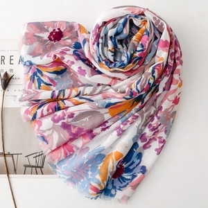 Voile long en polyester fin pour femme, motif floral peint à la main, estampage à chaud, coloré, protection solaire, idéal pour le voyage, collection Printemps-Été - Product Image 4