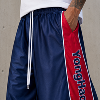 Shorts de basketball longs pour hommes en nylon rouge et bleu avec logo personnalisé OEM, taille à cordon de serrage et passepoil
