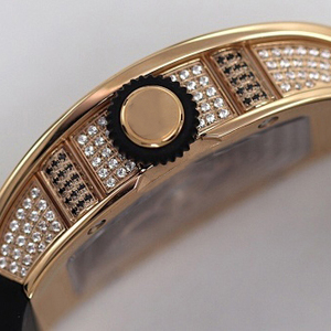 Montre de luxe avec boîtier en forme de baril, onyx noir, index lumineux, fond saphir, fermoir en acier, idéale pour les occasions professionnelles et les soirées. - Product Image 3