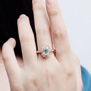 Anelli di fidanzamento unici Paston personalizzati con moissanite da 3 carati taglio radiante, coltivata in laboratorio, in oro massiccio 18K con montatura a griffe, certificati GRA - Product Image 2