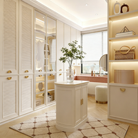 Armoire dressing sur mesure blanche crème avec grand espace de rangement, table de maquillage et tiroirs intégrés