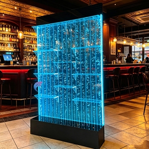 Étagère à vin murale en acrylique avec éclairage d'ambiance pour la décoration de bars, clubs et projets commerciaux - Product Image 1