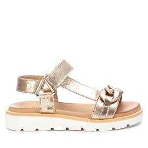 Sandali bassi da donna Carmela con plateau e cinturino a T color oro metallizzato, scarpe estive - Product Image 1