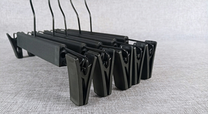 Offre Spéciale <span class=keywords><strong>pas</strong></span> <span class=keywords><strong>cher</strong></span> noir en plastique pantalon <span class=keywords><strong>cintre</strong></span> avec Clips vêtements pantalons jupe cintres - Product Image 3