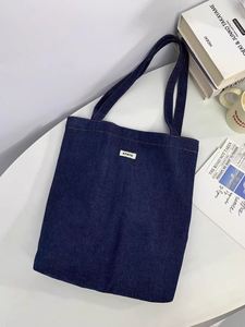 Sac fourre-tout en denim de coton bleu foncé écologique personnalisable avec impression sérigraphique - Product Image 6