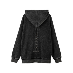 Sudadera con Capucha Personalizable de Estilo Urbano Vintage Lavado con Diseño de Esqueleto Calado y Gráficos Desgastados para Hombre y Mujer - Product Image 2
