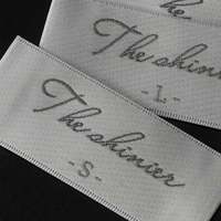 Étiquettes de vêtements tissées sur mesure de luxe - Texture satinée damassée, pliées simples, pour la couture du col, vêtement biologique