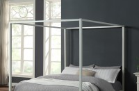 Lit à baldaquin moderne en métal blanc avec design à quatre poteaux, lit plateforme robuste pour chambre principale
