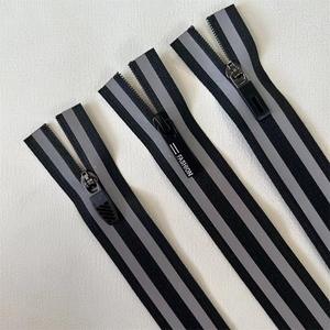 Venta caliente Fabricantes Cremallera directa Punto Gris Reflectante Cola abierta Cremallera <span class=keywords><strong>de</strong></span> nylon - Product Image 2