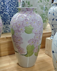Vase à fleurs violet et blanc de style rustique, un motif d'accentuation charmant pour la décoration de style ferme. - Product Image 2
