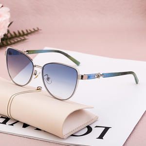 แว่นกันแดดทรงแคทอายสำหรับผู้หญิง เลนส์ PC ป้องกันรังสียูวี 400 กรอบสีดำ สไตล์อินสตาแกรม ดีไซน์เนอร์แฟชั่น - Product Image 3