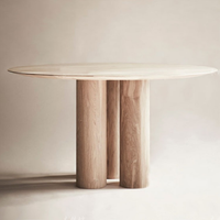 Table à manger de haute qualité, durable, avec un design circulaire en bois massif, utilisant divers types de bois.