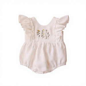 Barboteuse bébé d'été sans manches en coton-lin blanc brodée, style triangle, avec détails volantés, style princesse champêtre, motif marguerite - Product Image 1