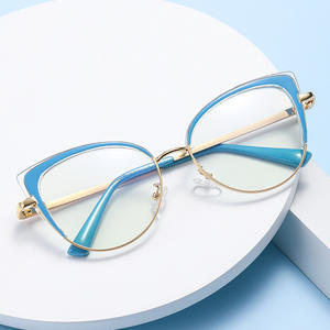 Lunettes de soleil photochromiques anti-lumière bleue pour femmes, monture TR90, verres PC, protection UV400, style œil de chat 95017 - Product Image 4