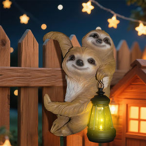 Escultura de columpio de mapache de resina de fábrica BSCI con adornos de decoración colgantes de jardín con linterna Solar - Product Image 5