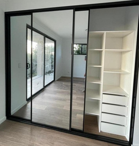 フラットパック式 モダンで安価なヒンジ付きミラー扉ワードローブ リビングルーム用自立型ワードローブ カスタムカラー エコフレンドリー - Product Image 2