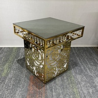 Table à gâteau carrée de luxe en acier inoxydable doré avec suspension en verre miroir et cristaux pour événements, prix d'usine